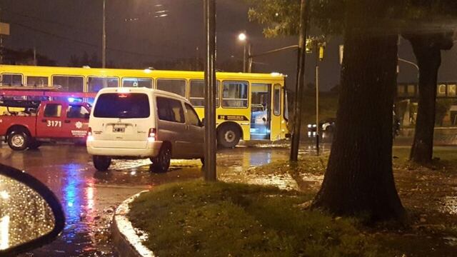 Un motociclista falleciu00f3 luego de chocar con un colectivo de la lu00ednea 106 de Rosario en Travesu00eda y Gu00e9nova.