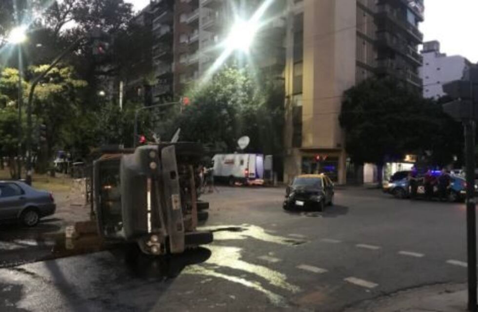 Caballito: volcó un camión que chocó con un taxi