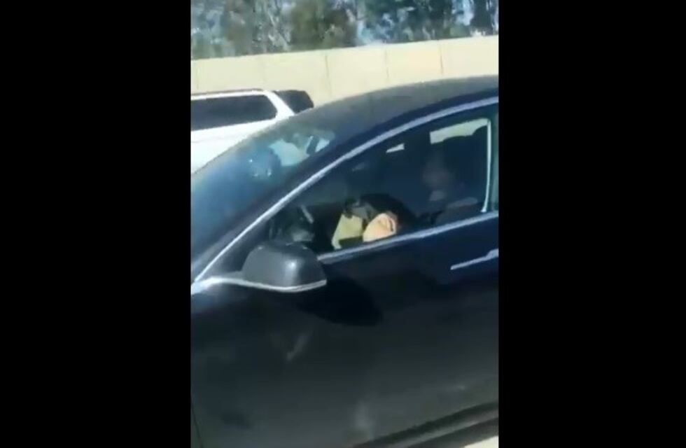 Captaron en video a un hombre que "manejaba" dormido su auto por una autopista