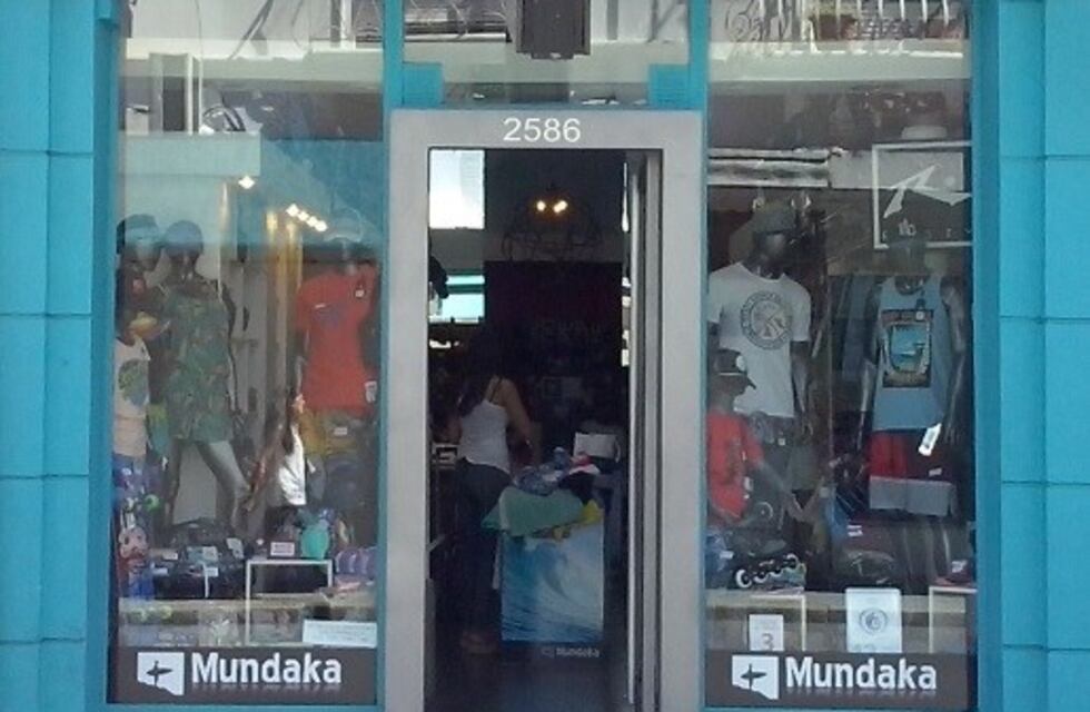 Un ladrón rompió una vidriera con una baldosa, desvistió a un maniquí y se dio a la fuga