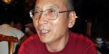 MMO001 (SIN LOCALIZACIu00d3N), 13/07/2017\u002E- Fotografu00eda cedida sin fecha del activista y nobel de la Paz chino, Liu Xiaobo, publicada hoy, 13 de julio del 2017\u002E Liu Xiaobo falleciu00f3 hoy bajo custodia en un hospital del norte del pau00eds, tras haber sido recientemente excarcelado por un cu00e1ncer terminal, segu00fan anunciu00f3 un comunicado oficial\u002E Liu muriu00f3 a los 61 au00f1os despuu00e9s de pasar los casi nueve u00faltimos en prisiu00f3n, donde se le concediu00f3 el premio Nobel en 2010 por su activismo a favor de la democratizaciu00f3n de China\u002E EFE/DEFENSORES DE LOS DERECHOS HUMANOS CHINOS/FOTOGRAFu00cdA CEDIDA CON LA MAYOR RESOLUCIu00d3N DISPONIBLE/Su00d3LO USO EDITORIAL/PROHIBIDA SU VENTA