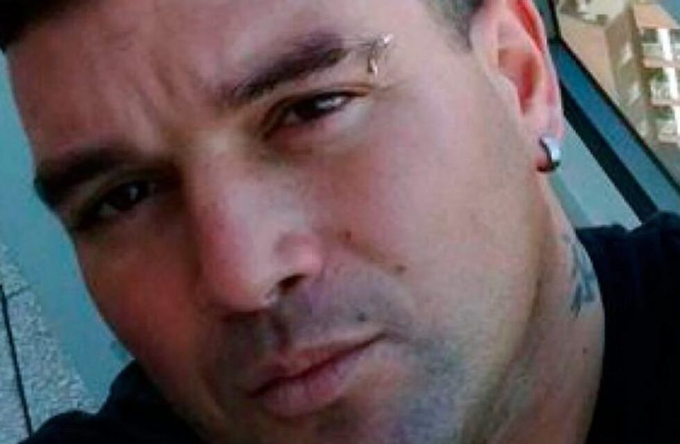 Atacó a su ex, desmayó al policía que la cuidaba, le robó el arma y escapó en el patrullero