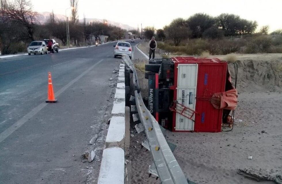 Un camión volcó en la ruta 40 y su conductor sufrió algunas heridas