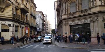 A pesar de las recomendaciones este viernes hubo gran aglomeración de personas en la puertas de los bancos que abrieron para pagar jubilaciones y asignaciones\u002E (LT8)