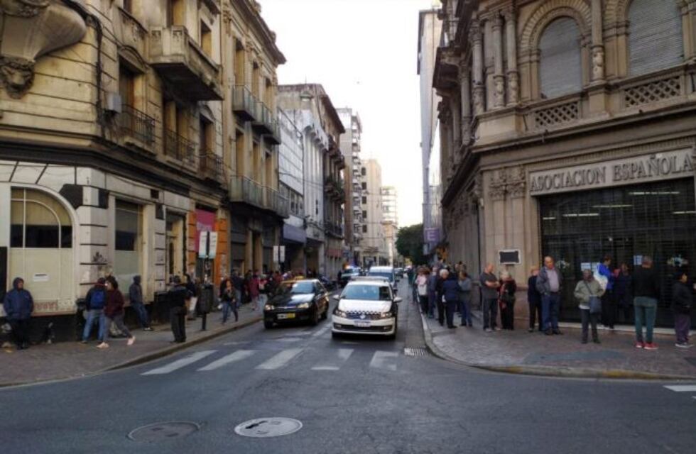 Larguísimas filas desde la 1 de la mañana en los bancos de Rosario que pagan jubilaciones y asignaciones
