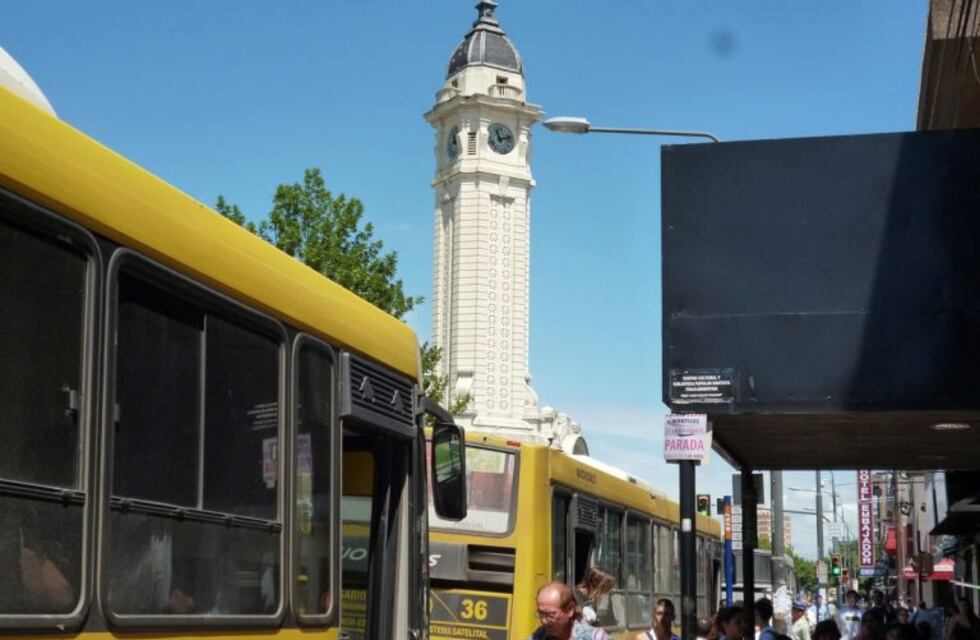 Enojado porque tuvo que correr el auto, hirió a dos oficiales
