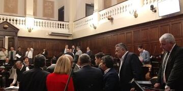 El Senado discutiendo en pleno recinto el futuro nombre del estadio Cubierto de Mendoza\u002E