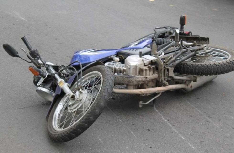Una moto se estrelló contra un auto en avenida Bolivia