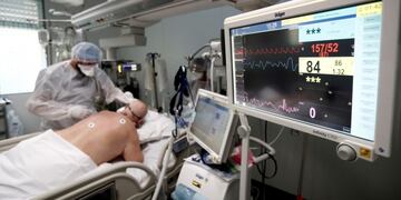 Marseille (France), 10/09/2020\u002E- Doctors and nurses wearing their protective gear (blouse, gloves and mask) take care of a patient suffering from the coronavirus disease (COVID-19) at the resuscitation intensive care unit (ICU) of the Hopital Europeen hospital in Marseille, France, 10 September 2020\u002E According to recent hospital reports, the number of Covid-19 patients in intensive care beds in the Marseille area has more than doubled in a few days, nearing full capacity\u002E President Macron has declared that new measures will be announced on 11 September in an attempt to stop the rise in Covid-19 infections across France\u002E (Francia, Marsella) EFE/EPA/Guillaume Horcajuelo ATTENTION EDITORS: THE IMAGES OF THE PATIENT ARE PIXELIZED FOR LEGAL REASONS CONCERNING PERSONAL RIGHTS\u002E