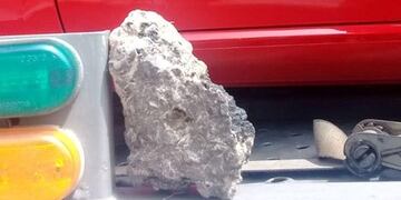 Una de las piedras arrojadas quedó arriba del camión mosquito
