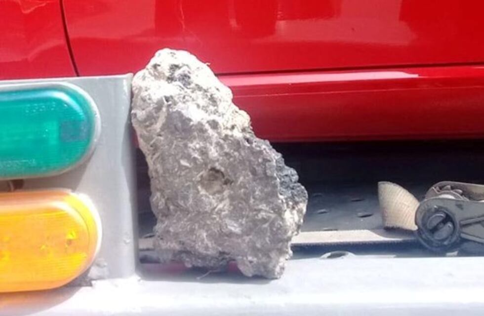 Atacan a piedrazos a un camión mosquito que transportaba autos cero kilómetro