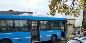 Un colectivo se incrustó contra una vivienda en Pavón al 5400 (@emergenciasAR)
