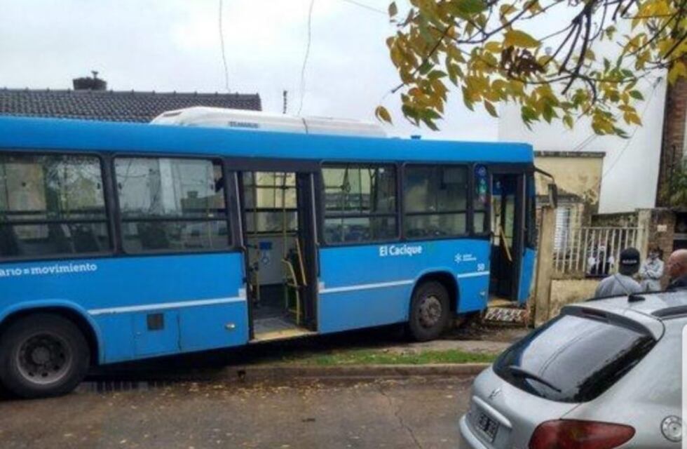 Colectivera se descompensó y terminó adentro de una casa