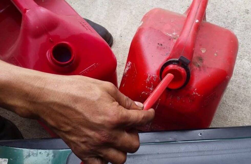 Una familia detenida por robar combustible de un camión