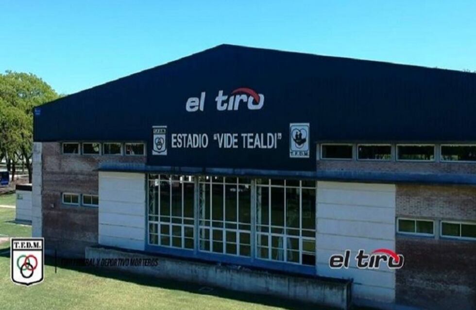 En la cancha de básquet de Tiro Federal se realizan reparaciones