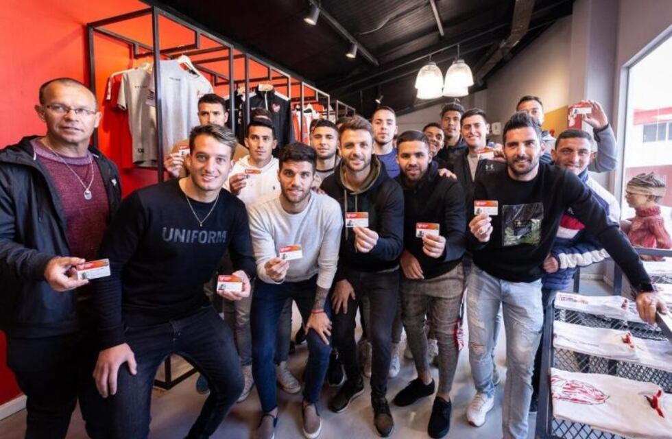 Los jugadores de Instituto salen a la cancha como socios