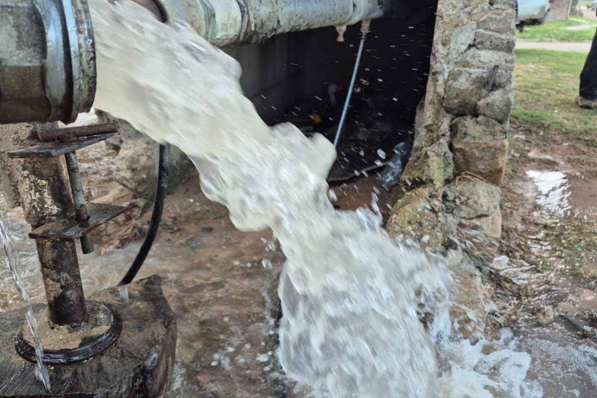 Agua en la vía pública