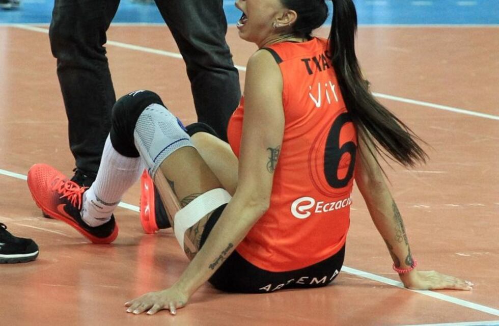 Espeluznante lesión de una jugadora brasileña en el voley europeo