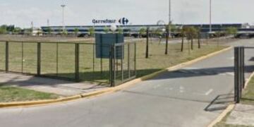 El robo ocurriu00f3 en el Carrefour de Circunvalaciu00f3n y Sorrento.