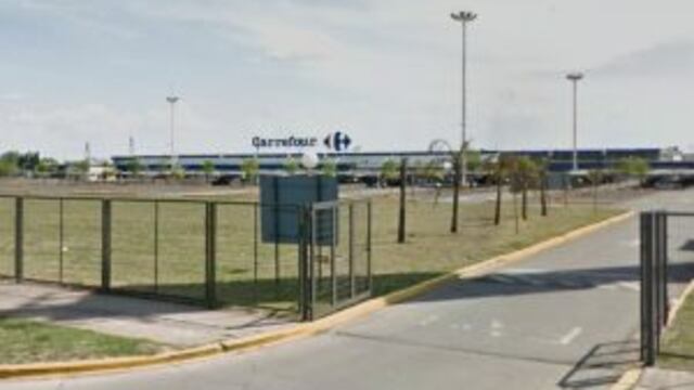 El robo ocurriu00f3 en el Carrefour de Circunvalaciu00f3n y Sorrento.