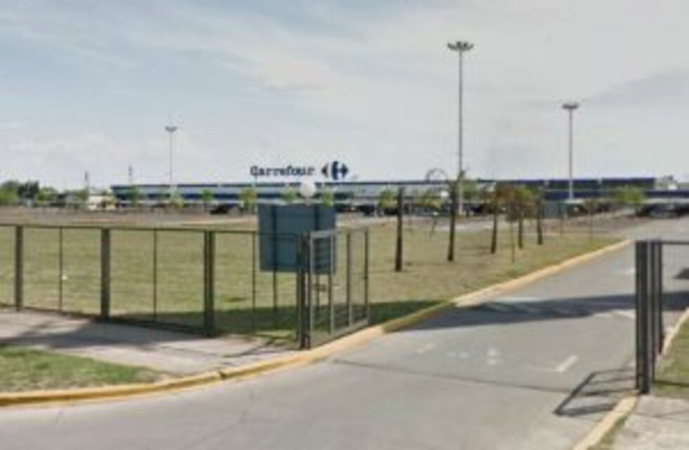 Le robaron el auto a la salida de un hipermercado y lo encontraron horas después listo para desguazar