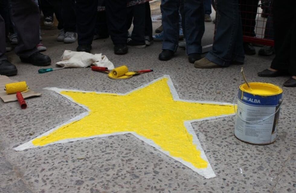Pintan estrellas amarillas en la Ruta 33 para recordar a las víctimas de la tragedia de Monticas
