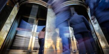 Personas ingresan a un banco luego de hacer horas de fila en otra jornada de incertidumbre luego de las restricciones financieras impulsadas por el Gobierno\u002E EFE/Juan Ignacio Roncoroni\u002E