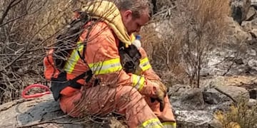 Bombero Voluntario descansando tras combatir el incendio en las sierras cordobesas\u002E