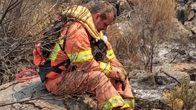 Bombero Voluntario descansando tras combatir el incendio en las sierras cordobesas\u002E