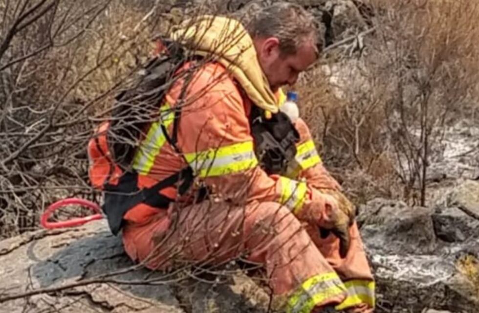 La foto de un bombero cordobés visiblemente agotado que se hizo viral