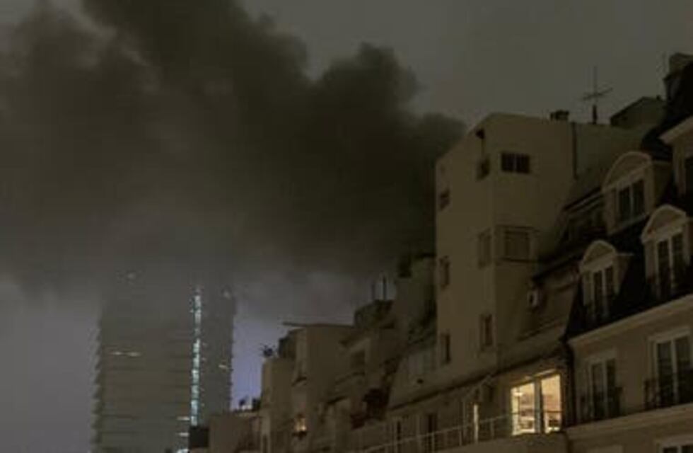 Incendio en un edificio de Recoleta: Bomberos rescataron a una mujer y evacuaron vecinos