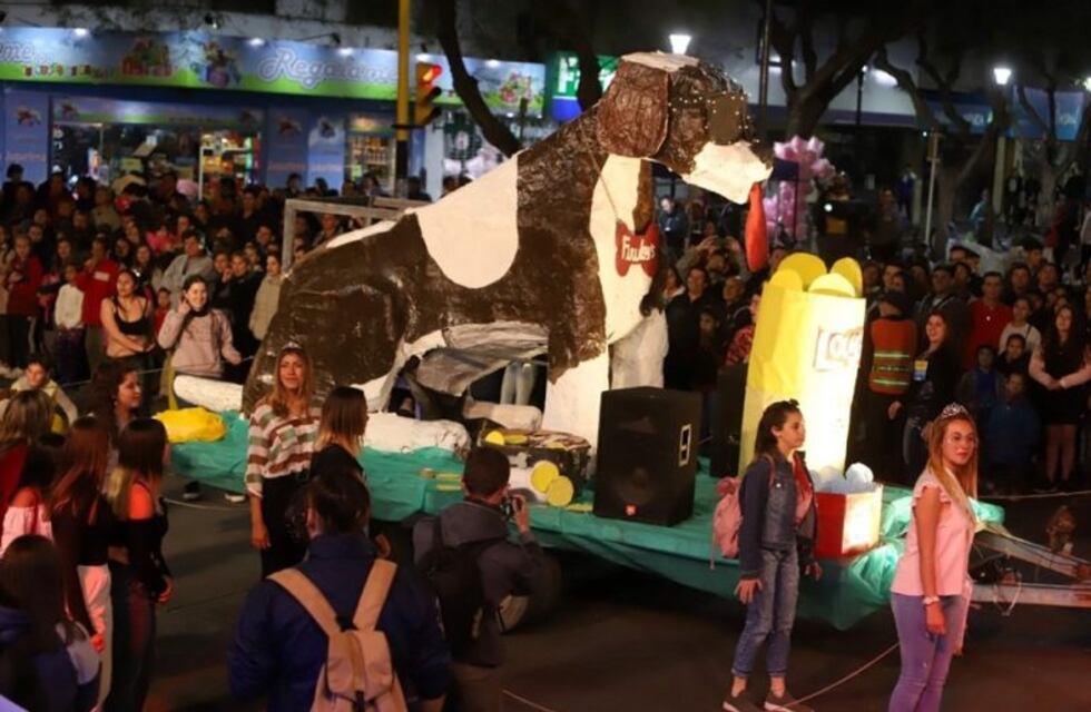 La farándula estudiantil llenó de color el centro sanrafaelino