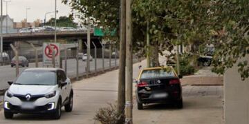 Caminaba por la calle y recibió un botellazo en la espalda