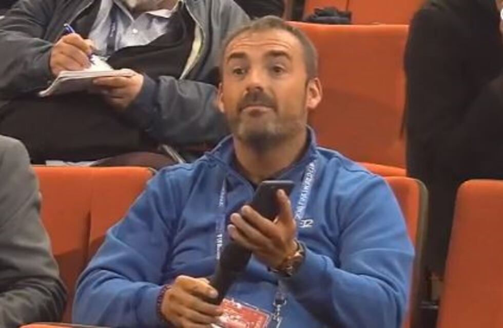El método de un periodista español para comunicarse en una conferencia del Mundial