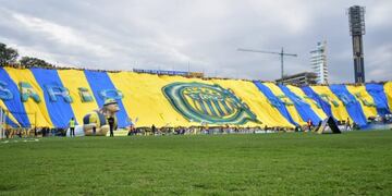 La tradicional bandera auriazul cubrió las tribunas ni bien arrancó el evento\u002E (@carcoficial)