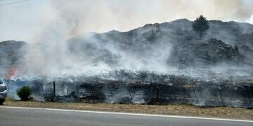 Incendio en Villa Ciudad de América: dos mujeres bomberos heridas