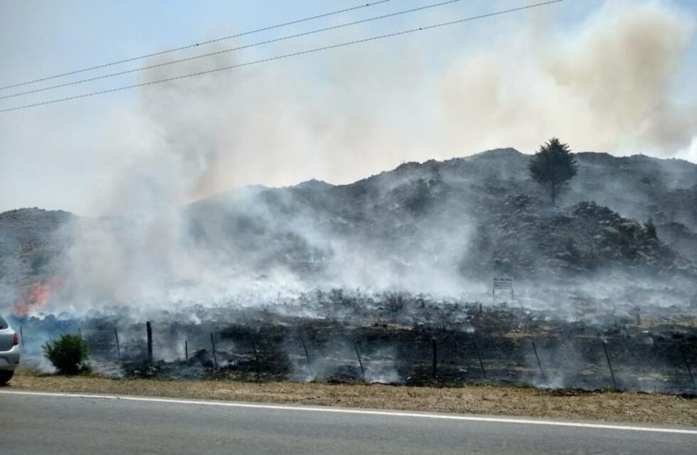Incendio en Villa Ciudad de América: dos mujeres bomberos heridas