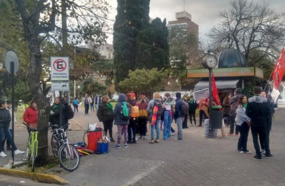 #NiUnaMenos: cientos de mujeres reclamaron en Plaza Mitre contra la violencia de género