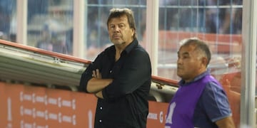 AME1853\u002E TUCUMÁN (ARGENTINA), 12/02/2020\u002E- El entrenador de Tucumán Ricardo Alberto Zielinski (i) este miércoles en un partido de la Copa Libertadores entre Atlético Tucumán y The Strongest, en el estadio José Fierro en Tucumán (Argentina)\u002E EFE/Nicolás Nuñez