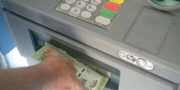 Se pagara una masa salarial completa en noviembre a los empleados estatales del Chubut