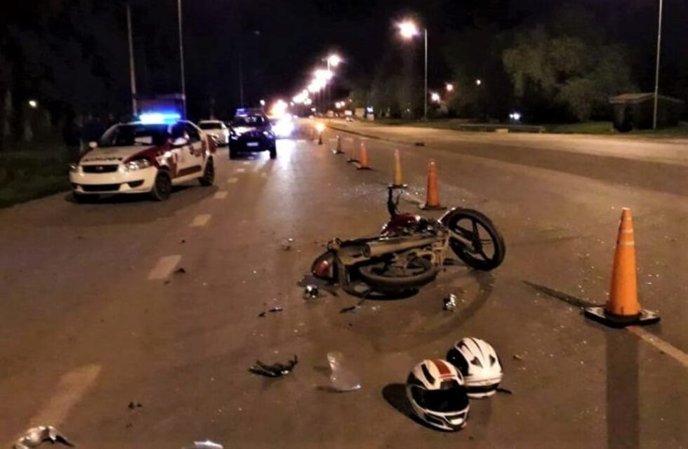 Colisionaron auto y moto a la salida del Alta Gracia Rugby Club