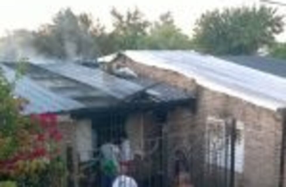 Se incendiaron dos casas en Villa Gobernador Gálvez y hubo pérdidas totales