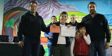 Entregan becas a hijos de petroleros destacados en el ámbito educativo