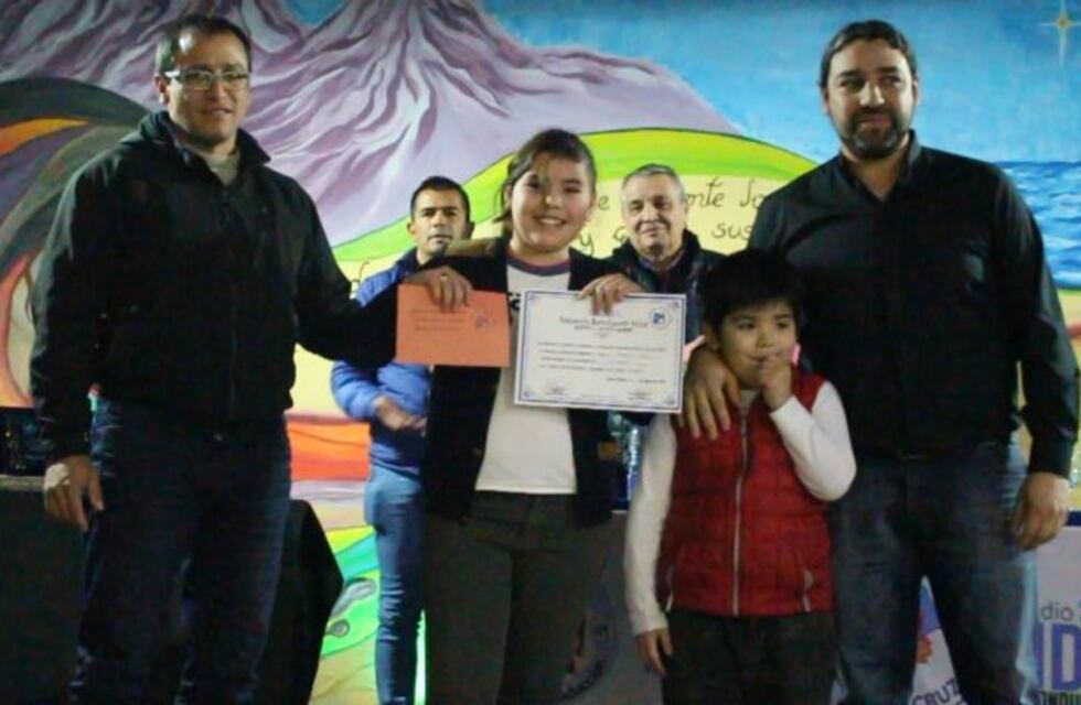 Entregan becas a hijos de petroleros destacados en el ámbito educativo