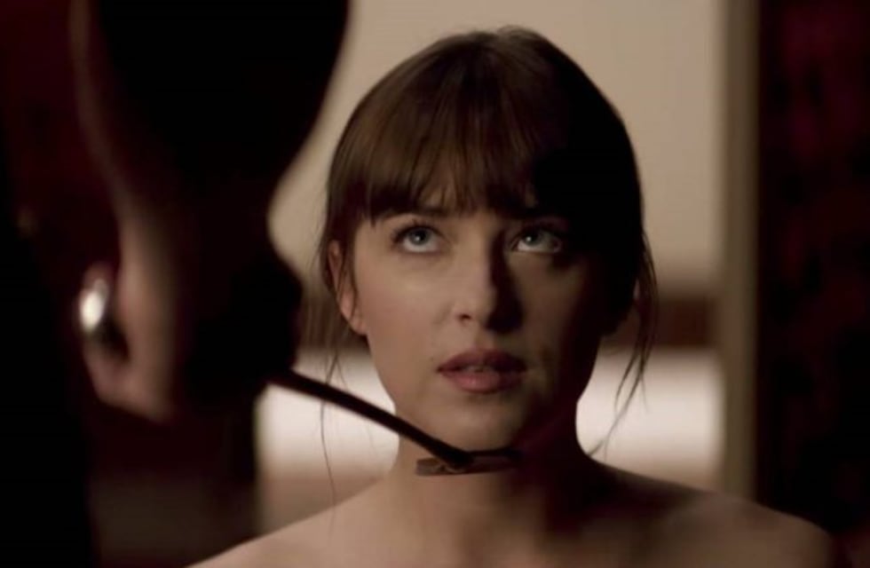 Quiso recrear una escena de "50 sombras de Grey" y casi se muere