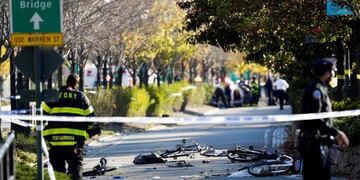 Miembros de la unidad de emergencias retiran el cuerpo de una víctima mortal después de un incidente donde, según las primeras informaciones, un hombre arrolló con una camioneta a varias personas en un carril bici en el centro de Nueva York (EE\u002E UU\u002E) (EFE)