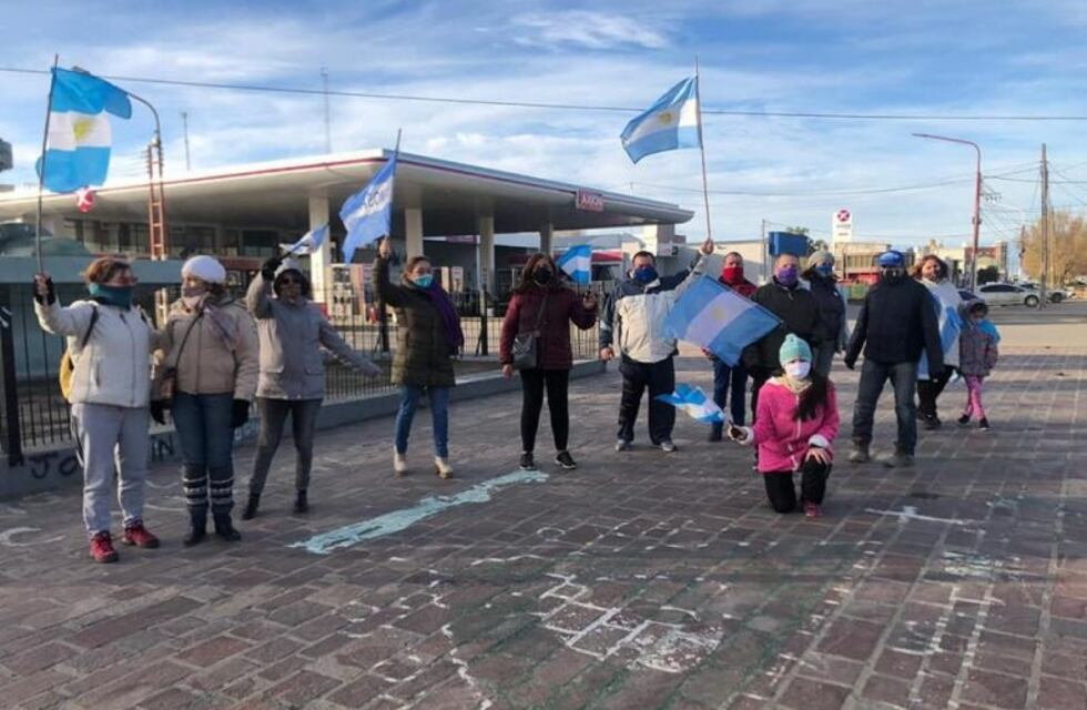 Banderazo: en Caleta Olivia hubo concentración en el Gorosito y una caravana por el centro