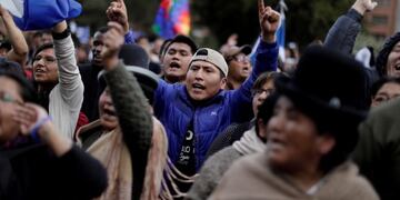 Partidarios del partido MAS del presidente Evo Morales y partidarios del candidato opositor Carlos Mesa del partido Comunidad Ciudadana se reúnen frente al centro oficial de computación electoral en La Paz, Bolivia, 21 de octubre de 2019\u002E Crédito: REUTERS / Ueslei Marcelino\u002E