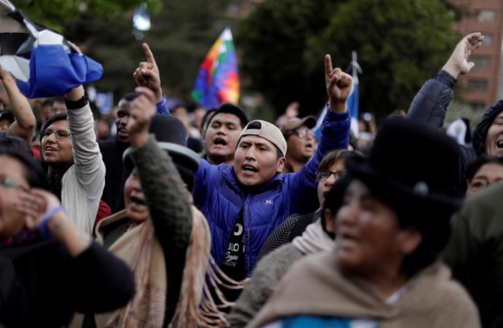 Bolivia: derribaron una estatua de Hugo Chávez y la OEA duda de la victoria de Evo Morales