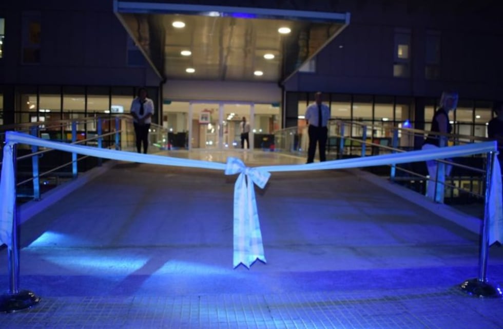 Con nueva fachada, el hospital Centenario inauguró obras para mejorar la atención